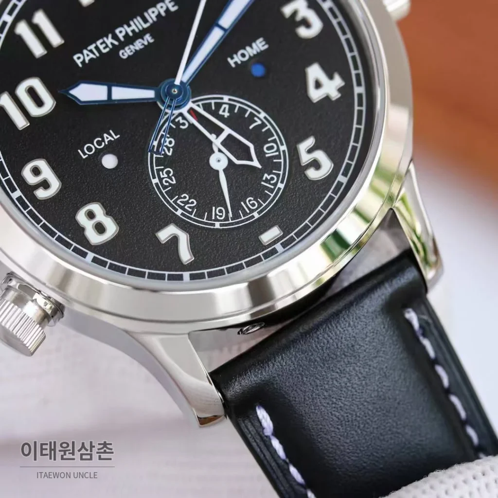 파텍필립 칼라트라바 파일럿 트래블타임 듀얼타임 블루다이얼 오토매틱 42mm 블루 / 브라운 블랙 가죽 스트랩