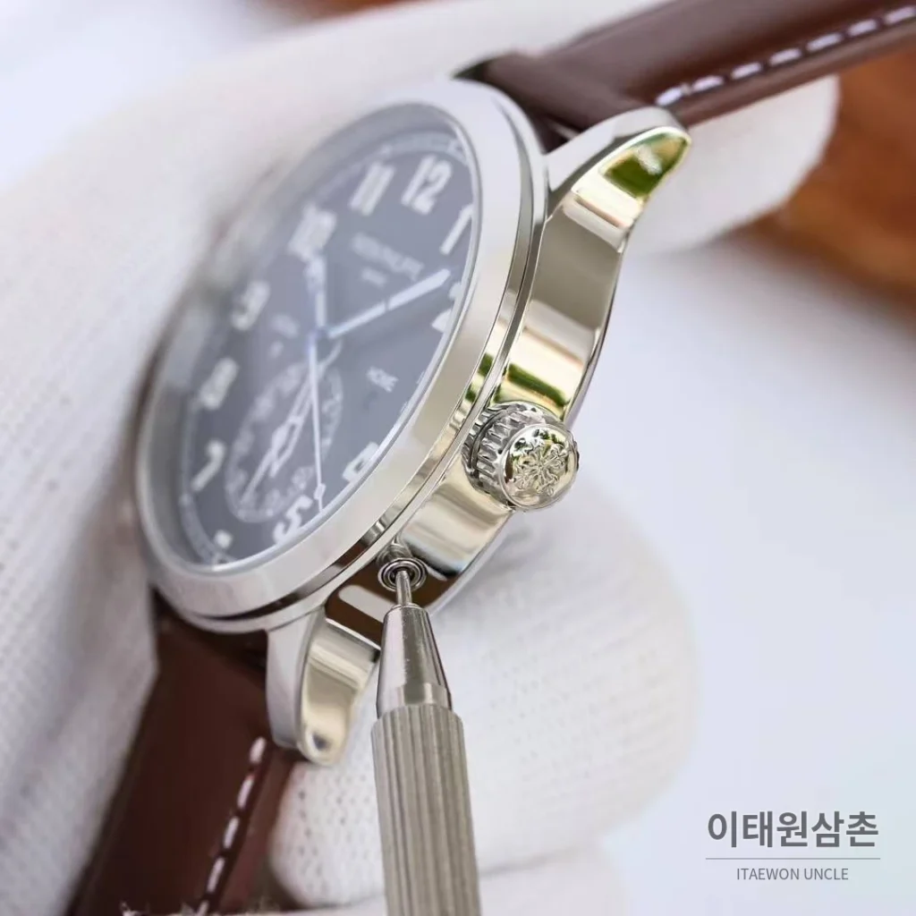 파텍필립 칼라트라바 파일럿 트래블타임 듀얼타임 블루다이얼 오토매틱 42mm 블루 / 브라운 브라운 가죽 스트랩