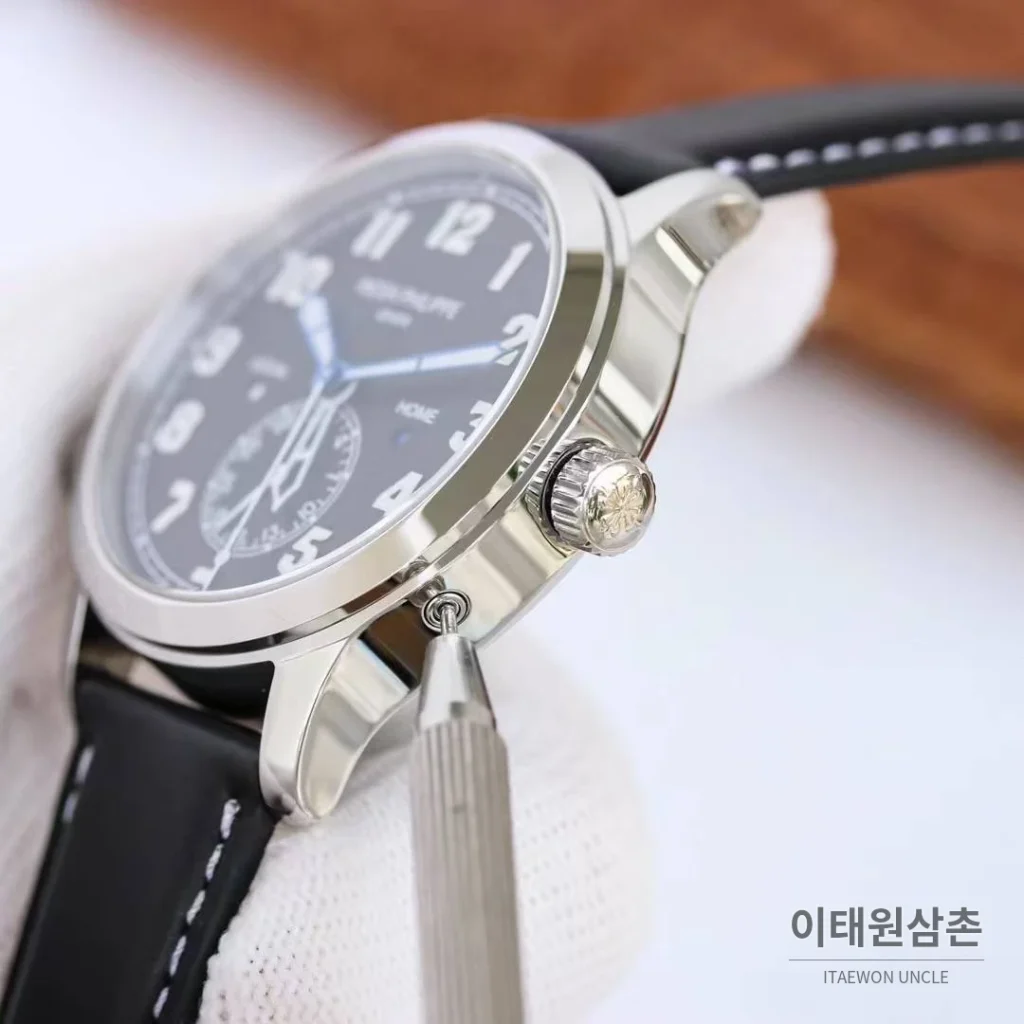 파텍필립 칼라트라바 파일럿 트래블타임 듀얼타임 블루다이얼 오토매틱 42mm 블루 / 브라운 블랙 가죽 스트랩