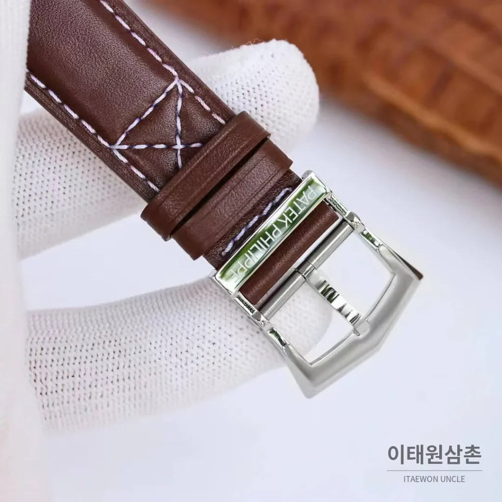파텍필립 칼라트라바 파일럿 트래블타임 듀얼타임 블루다이얼 오토매틱 42mm 블루 / 브라운 브라운 가죽 스트랩
