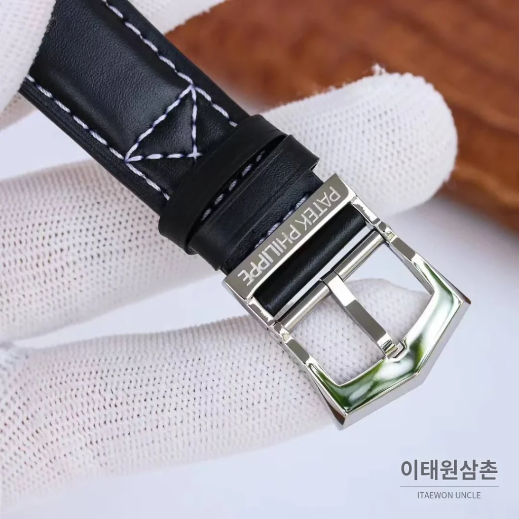 파텍필립 칼라트라바 파일럿 트래블타임 듀얼타임 블루다이얼 오토매틱 42mm 블루 / 브라운 블랙 가죽 스트랩