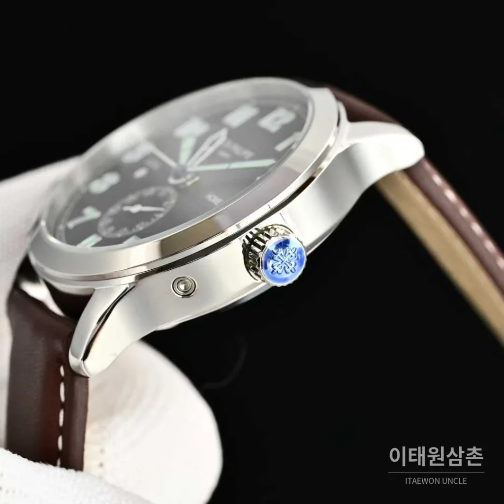 파텍필립 칼라트라바 파일럿 트래블타임 스틸 블랙다이얼 GMT 오토매틱 40.8mm 브라운 가죽 스트랩