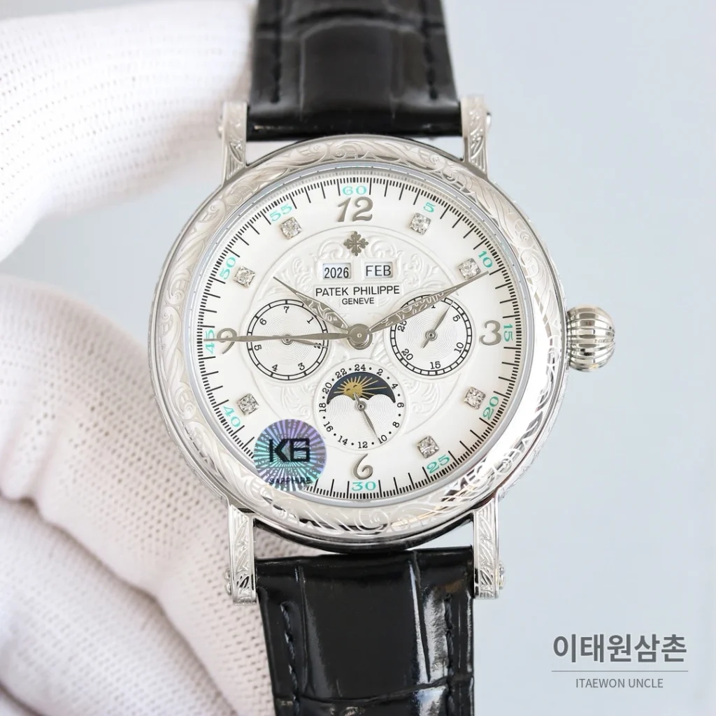 파텍필립 칼라트라바 스틸 퍼페추얼캘린더 문페이즈 오토매틱 42mm 화이트 다이얼 블랙 가죽 스트랩 실버 베젤