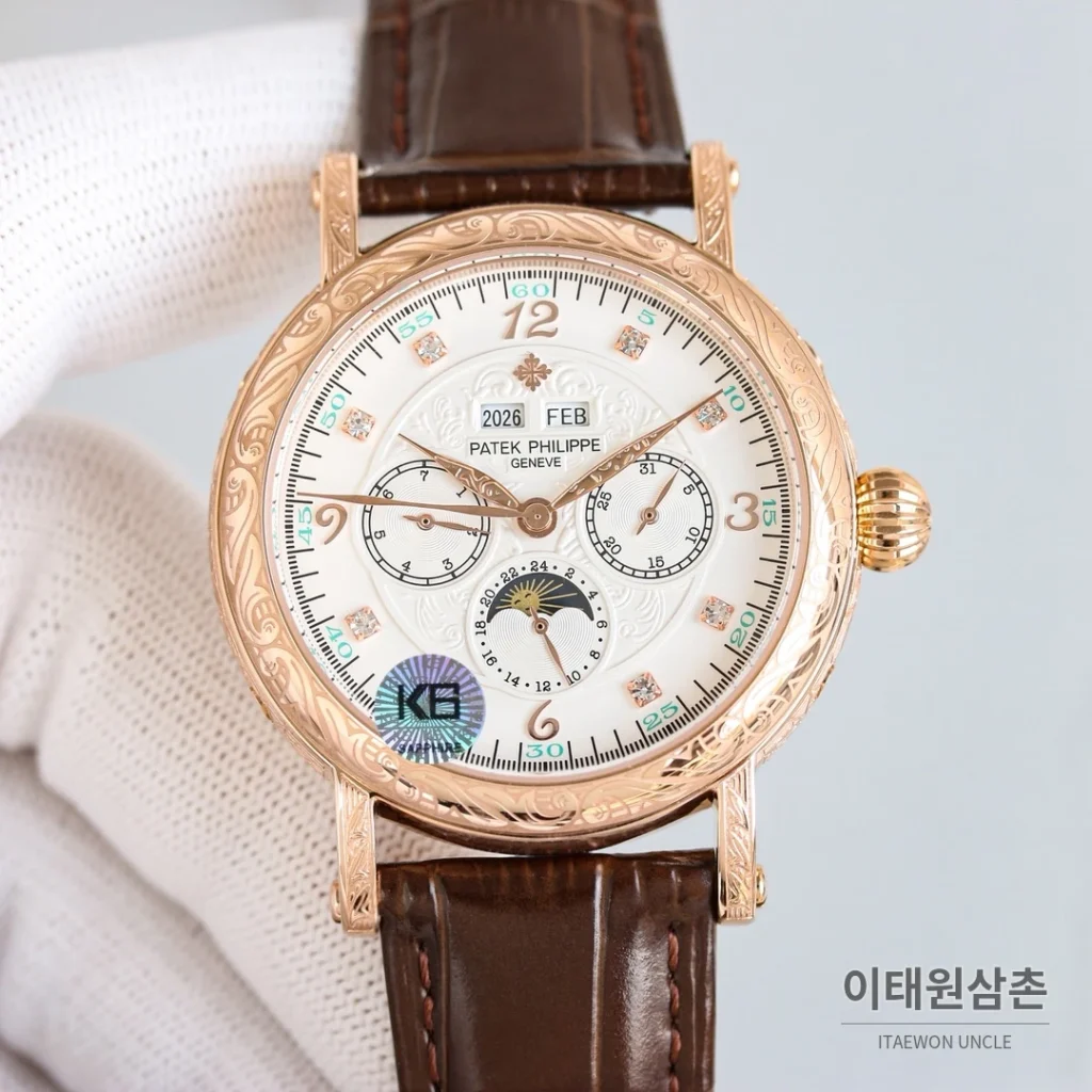 파텍필립 칼라트라바 스틸 퍼페추얼캘린더 문페이즈 오토매틱 42mm 화이트 다이얼 블랙 가죽 스트랩 실버 베젤