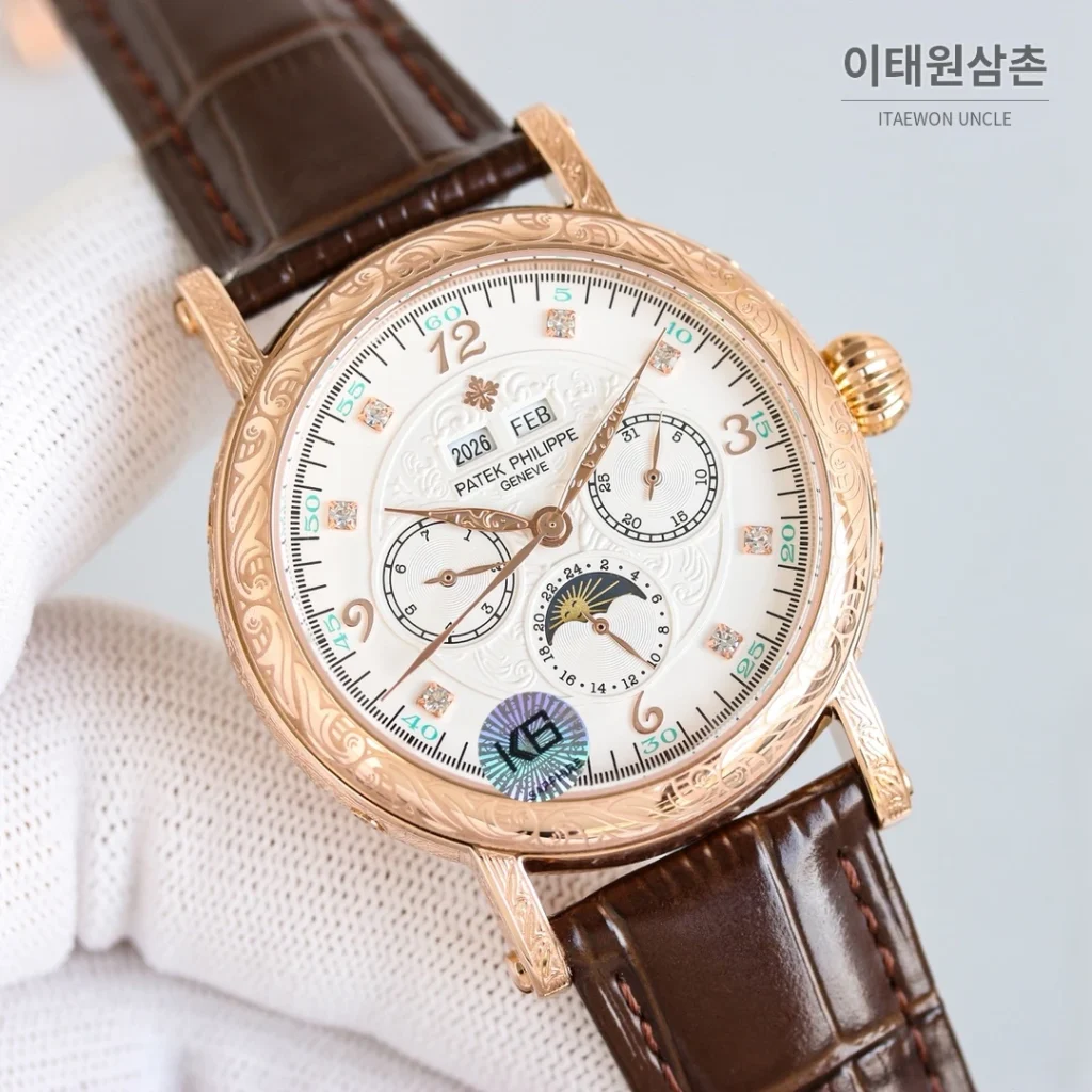 파텍필립 칼라트라바 스틸 퍼페추얼캘린더 문페이즈 오토매틱 42mm 화이트 다이얼 블랙 가죽 스트랩 실버 베젤