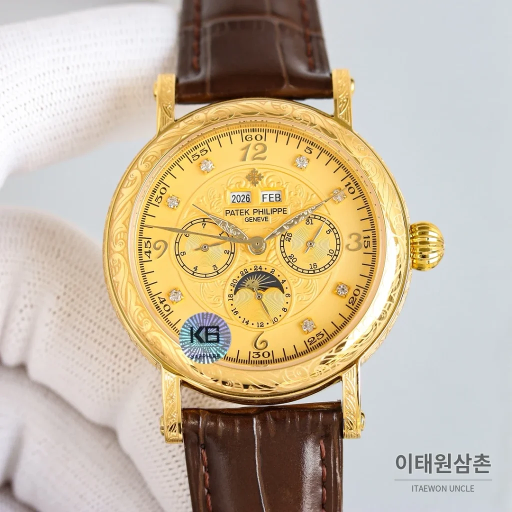 파텍필립 칼라트라바 스틸 퍼페추얼캘린더 문페이즈 오토매틱 42mm 화이트 다이얼 블랙 가죽 스트랩 골드 베젤