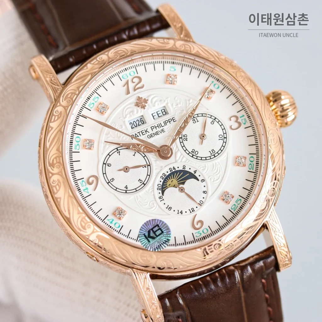 파텍필립 칼라트라바 스틸 퍼페추얼캘린더 문페이즈 오토매틱 42mm 화이트 다이얼 블랙 가죽 스트랩 실버 베젤