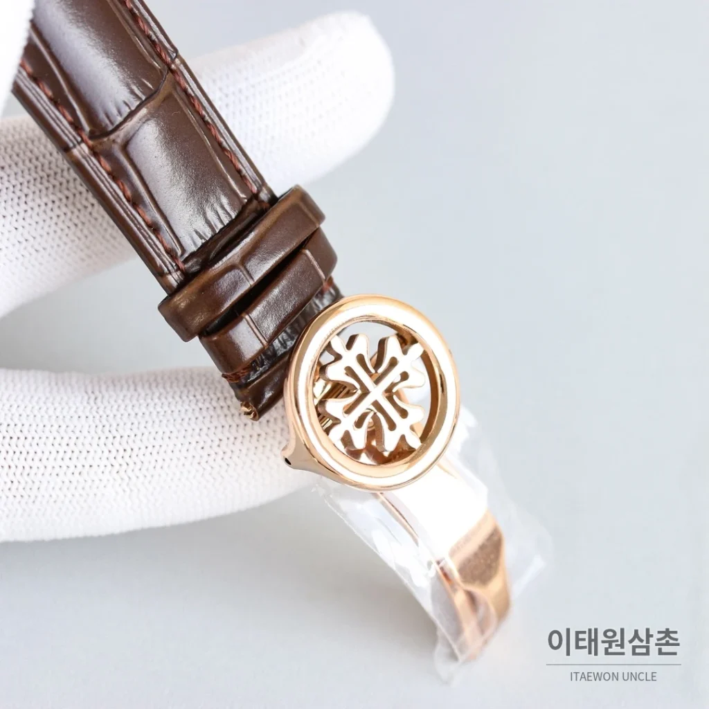 파텍필립 칼라트라바 스틸 퍼페추얼캘린더 문페이즈 오토매틱 42mm 화이트 다이얼 블랙 가죽 스트랩 실버 베젤