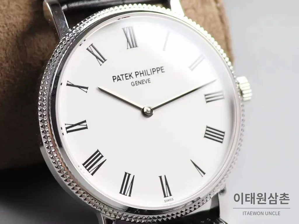 파텍필립 칼라트라바 화이트다이얼 로만인덱스 울트라씬 오토매틱 38mm 블랙 가죽 스트랩 실버 베젤