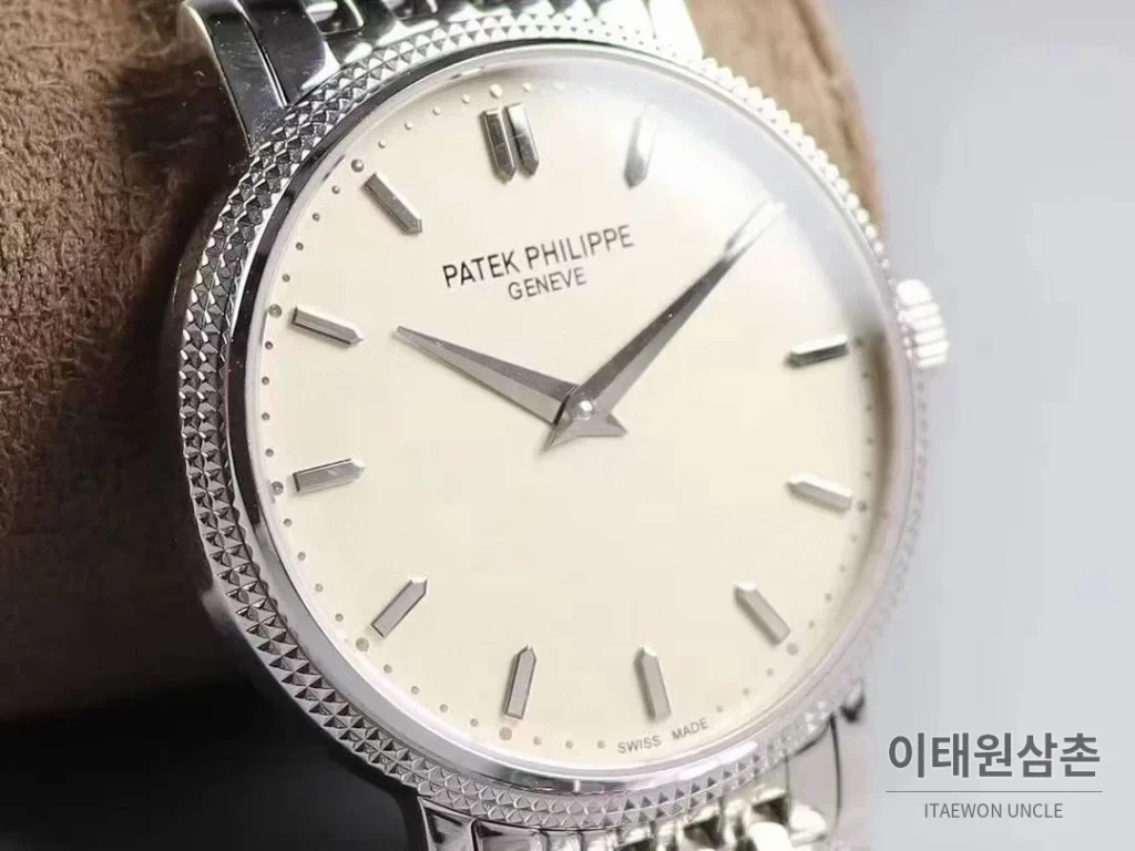 파텍필립 칼라트라바 화이트다이얼 로만인덱스 울트라씬 오토매틱 38mm 스틸 브레이슬릿
