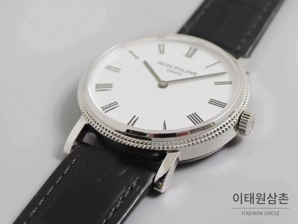파텍필립 칼라트라바 화이트다이얼 로만인덱스 울트라씬 오토매틱 38mm 블랙 가죽 스트랩 실버 베젤