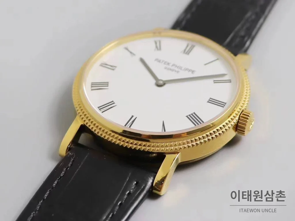 파텍필립 칼라트라바 화이트다이얼 로만인덱스 울트라씬 오토매틱 38mm 블랙 가죽 스트랩 골드 베젤