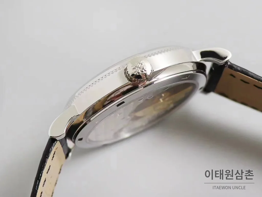 파텍필립 칼라트라바 화이트다이얼 로만인덱스 울트라씬 오토매틱 38mm 블랙 가죽 스트랩 실버 베젤