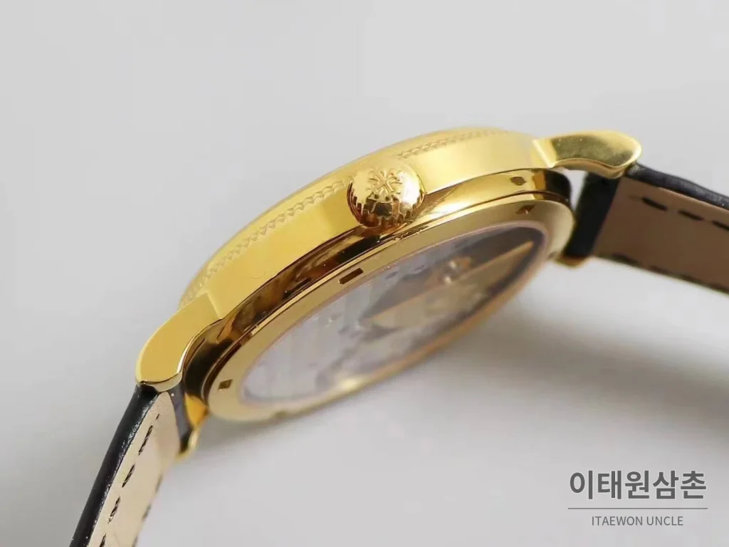 파텍필립 칼라트라바 화이트다이얼 로만인덱스 울트라씬 오토매틱 38mm 블랙 가죽 스트랩 골드 베젤