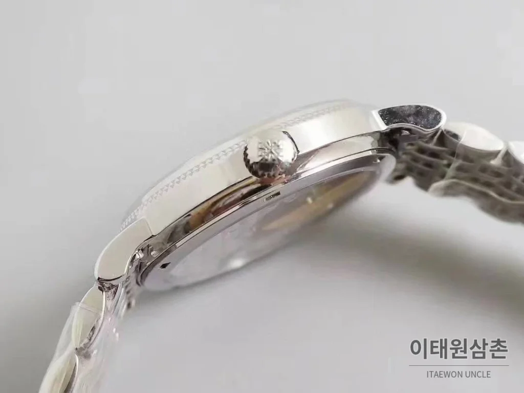 파텍필립 칼라트라바 화이트다이얼 로만인덱스 울트라씬 오토매틱 38mm 스틸 브레이슬릿