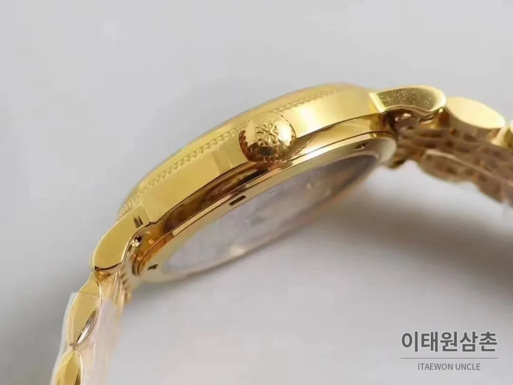 파텍필립 칼라트라바 화이트다이얼 로만인덱스 울트라씬 오토매틱 38mm 골드 브레이슬릿 골드 베젤