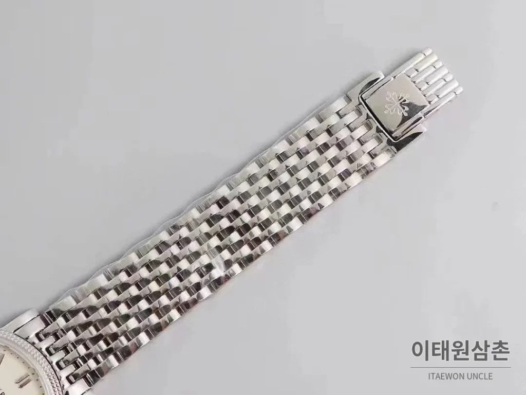 파텍필립 칼라트라바 화이트다이얼 로만인덱스 울트라씬 오토매틱 38mm 스틸 브레이슬릿