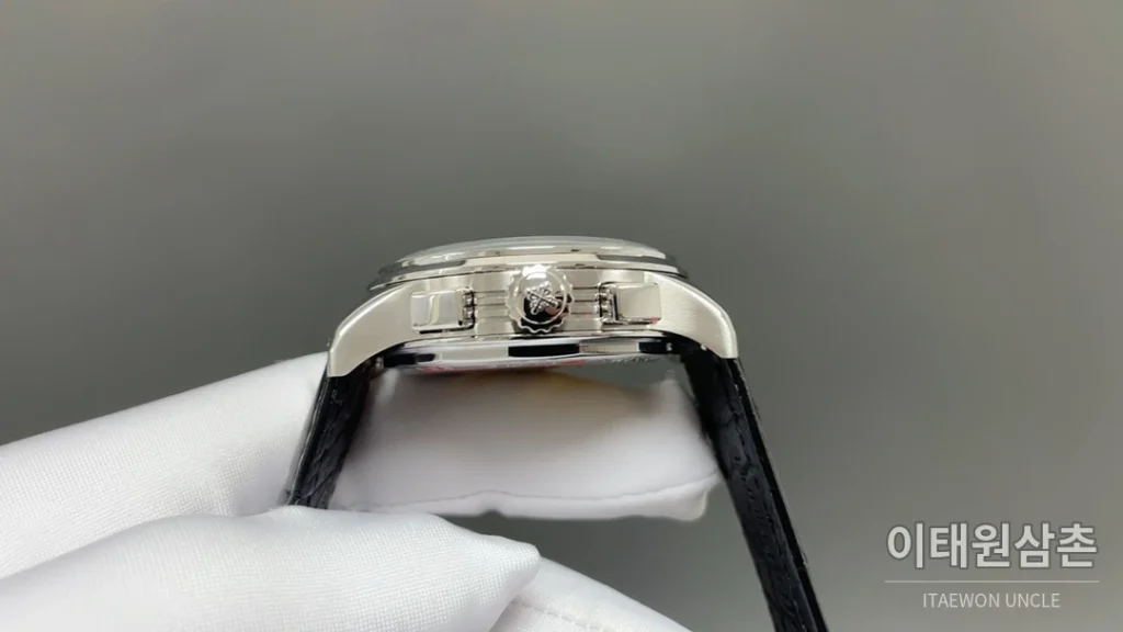 파텍필립 컴플리케이션 크로노그래프 크로노그래프 오토매틱 42mm 화이트 다이얼 블랙 가죽 스트랩