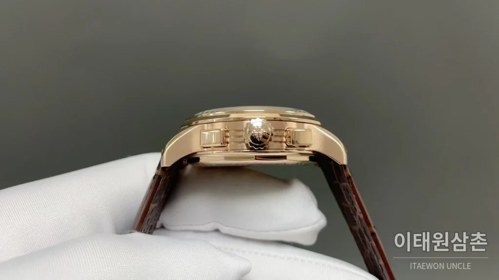 파텍필립 컴플리케이션 크로노그래프 크로노그래프 오토매틱 42mm 네이비 다이얼 브라운 가죽 스트랩