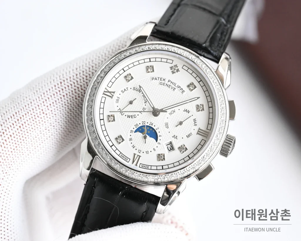 파텍필립 컴플리케이션 스틸 멀티캘린더 오토매틱 42mm 화이트 다이얼 블랙 가죽 스트랩 실버 베젤