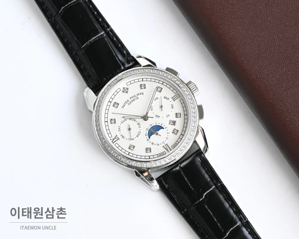 파텍필립 컴플리케이션 스틸 멀티캘린더 오토매틱 42mm 화이트 다이얼 블랙 가죽 스트랩 실버 베젤