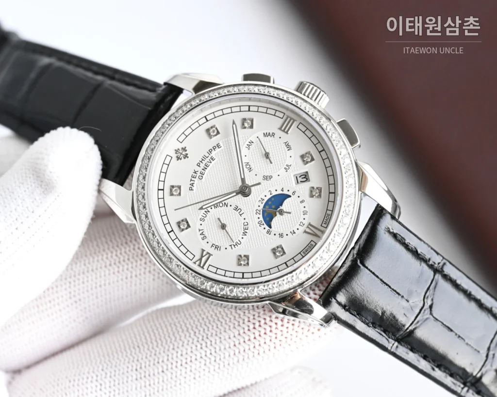 파텍필립 컴플리케이션 스틸 멀티캘린더 오토매틱 42mm 화이트 다이얼 블랙 가죽 스트랩 실버 베젤