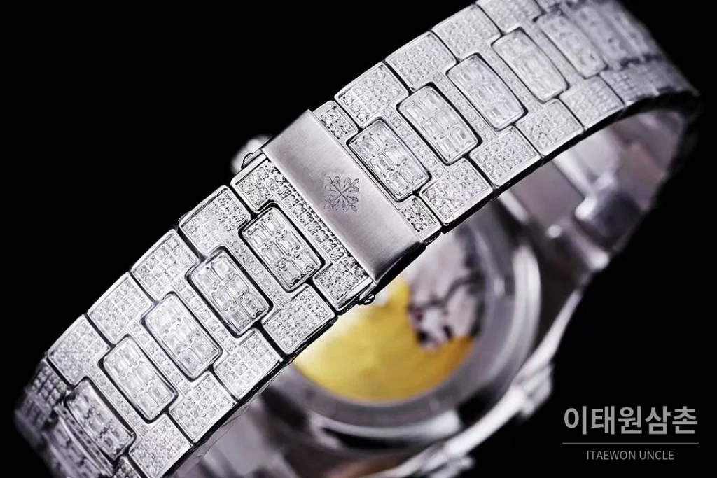 파텍필립 노틸러스 5711 풀다이아 파베 다이얼 오토매틱 40mm 실버 스틸 브레이슬릿 그린 베젤 (2)