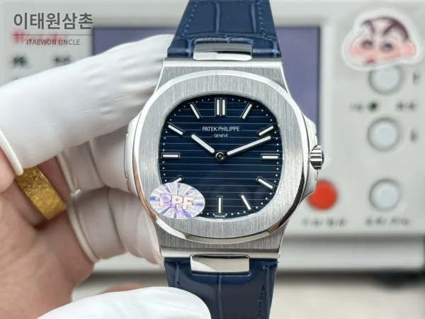 파텍필립 노틸러스 오토매틱 네이비 다이얼 네이비 가죽 스트랩