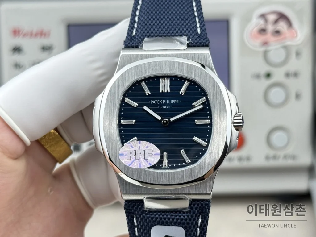파텍필립 노틸러스 오토매틱 네이비 다이얼 네이비 나일론 스트랩