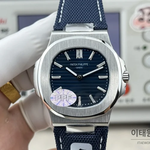 파텍필립 노틸러스 오토매틱 네이비 다이얼 네이비 나일론 스트랩