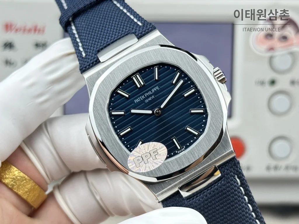 파텍필립 노틸러스 오토매틱 네이비 다이얼 네이비 나일론 스트랩 (2)