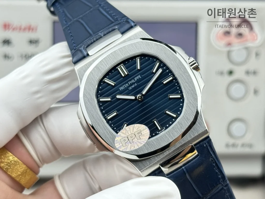 파텍필립 노틸러스 오토매틱 네이비 다이얼 네이비 가죽 스트랩