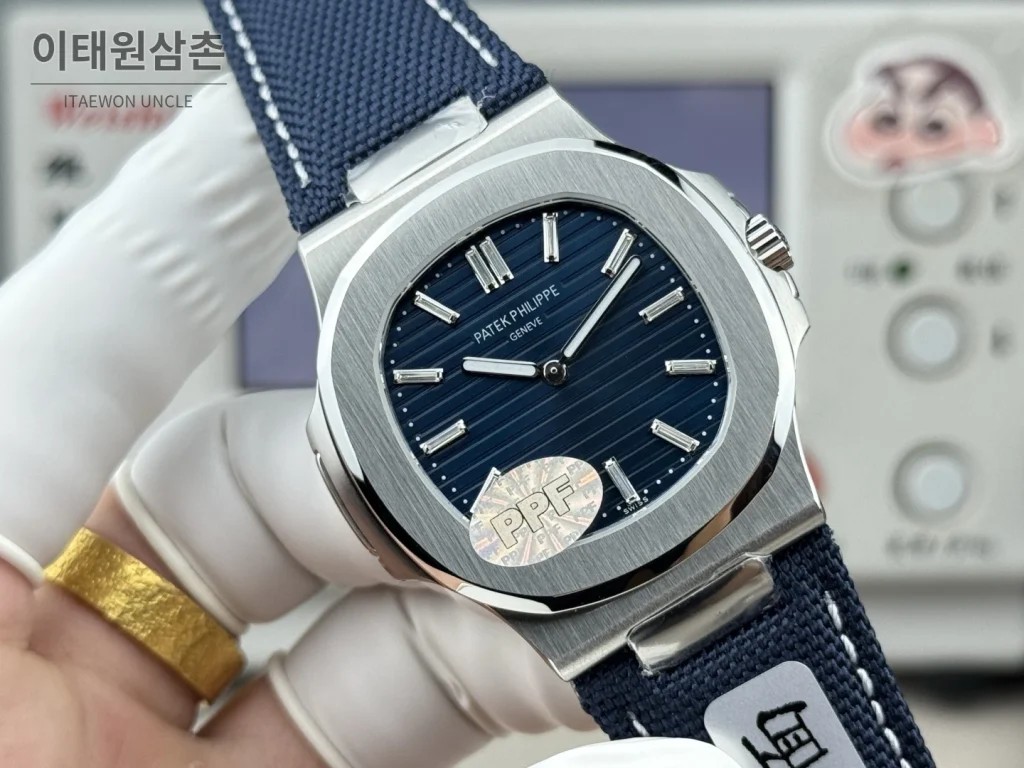 파텍필립 노틸러스 오토매틱 네이비 다이얼 네이비 나일론 스트랩