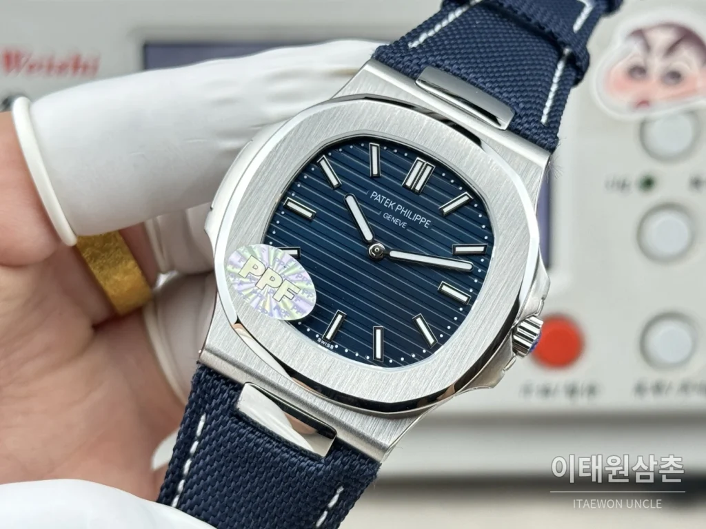 파텍필립 노틸러스 오토매틱 네이비 다이얼 네이비 나일론 스트랩 (2)