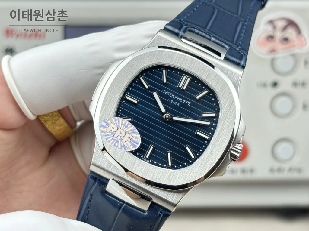 파텍필립 노틸러스 오토매틱 네이비 다이얼 네이비 가죽 스트랩