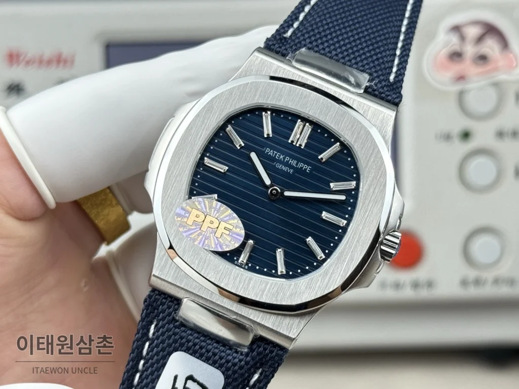 파텍필립 노틸러스 오토매틱 네이비 다이얼 네이비 나일론 스트랩
