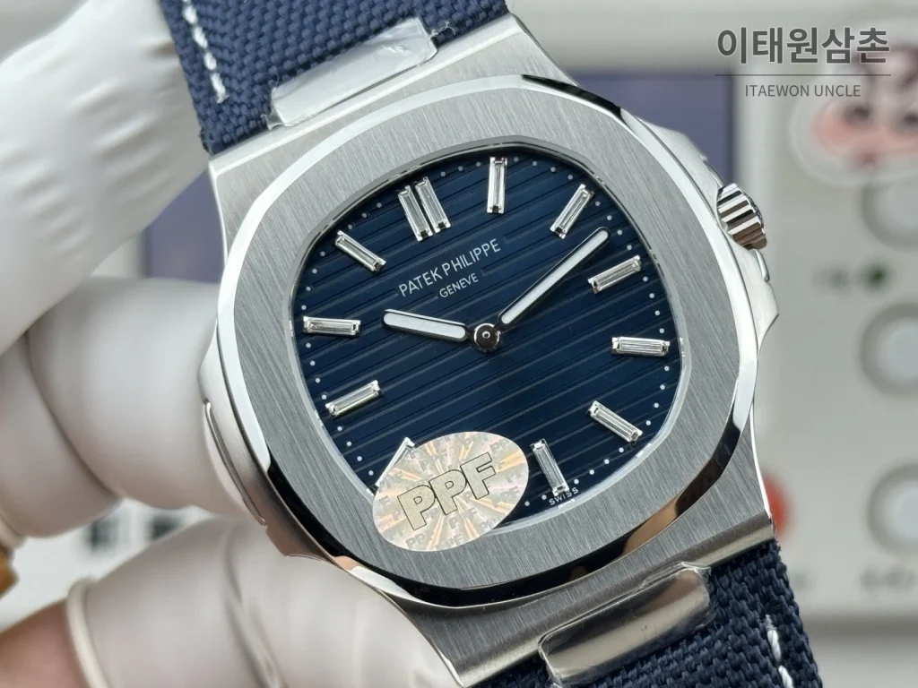 파텍필립 노틸러스 오토매틱 네이비 다이얼 네이비 나일론 스트랩