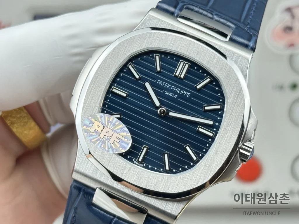 파텍필립 노틸러스 오토매틱 네이비 다이얼 네이비 가죽 스트랩