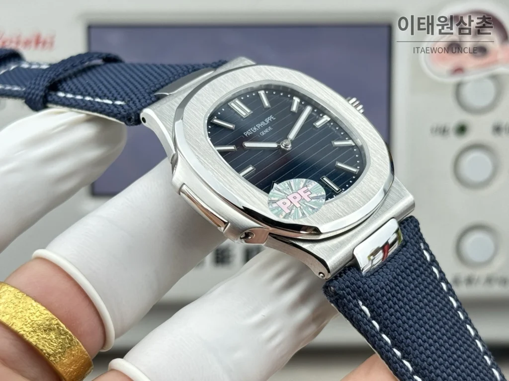 파텍필립 노틸러스 오토매틱 네이비 다이얼 네이비 나일론 스트랩 (2)