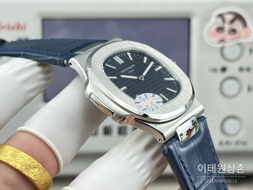 파텍필립 노틸러스 오토매틱 네이비 다이얼 네이비 가죽 스트랩