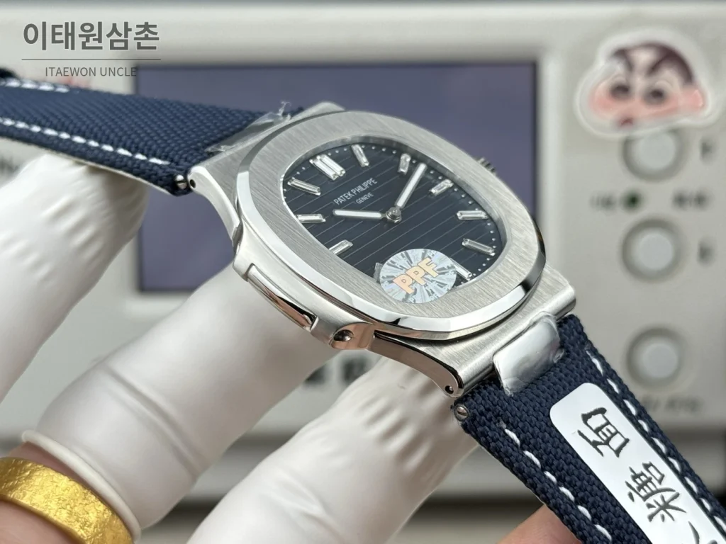 파텍필립 노틸러스 오토매틱 네이비 다이얼 네이비 나일론 스트랩