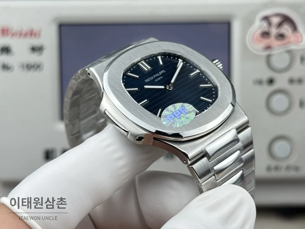 파텍필립 노틸러스 오토매틱 네이비 다이얼 스틸 브레이슬릿 (2)