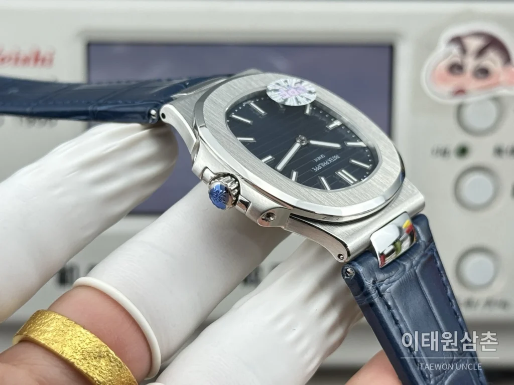 파텍필립 노틸러스 오토매틱 네이비 다이얼 네이비 가죽 스트랩