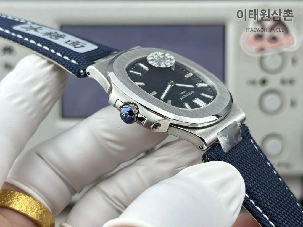 파텍필립 노틸러스 오토매틱 네이비 다이얼 네이비 나일론 스트랩