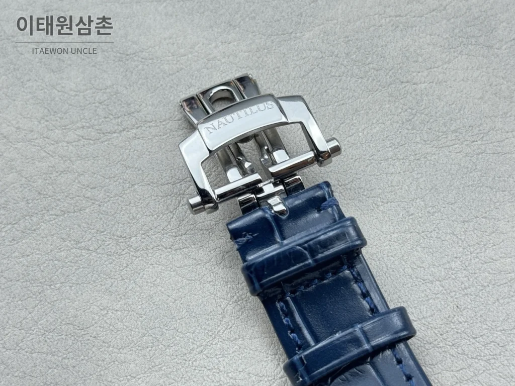 파텍필립 노틸러스 오토매틱 네이비 다이얼 네이비 가죽 스트랩
