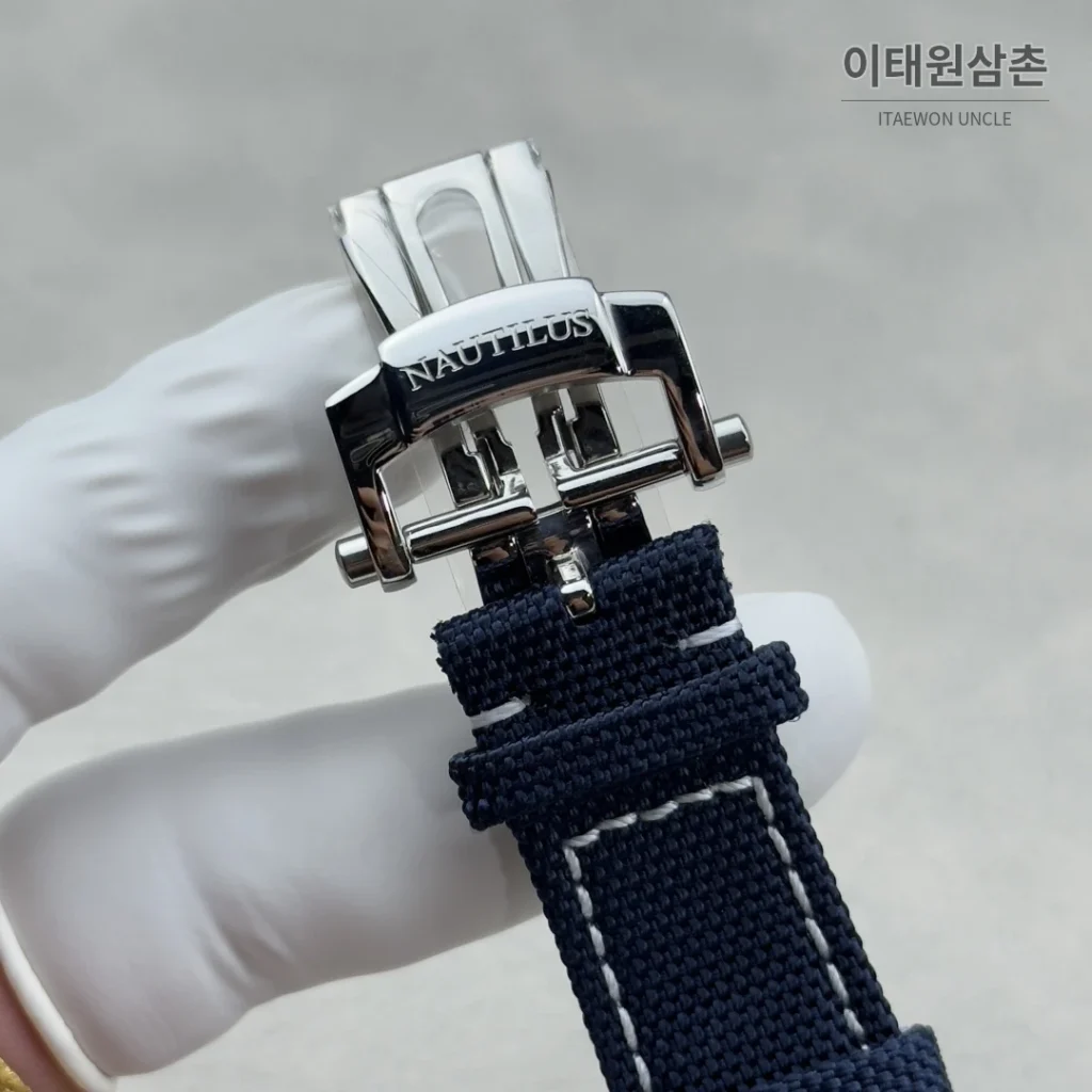 파텍필립 노틸러스 오토매틱 네이비 다이얼 네이비 나일론 스트랩