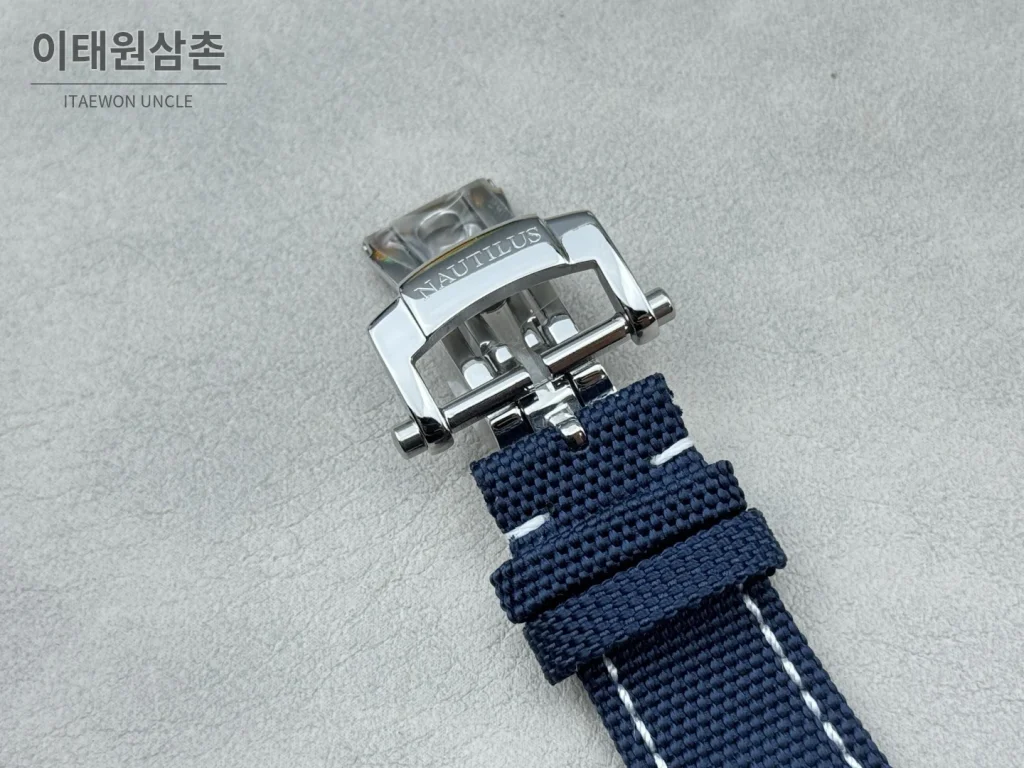 파텍필립 노틸러스 오토매틱 네이비 다이얼 네이비 나일론 스트랩 (2)