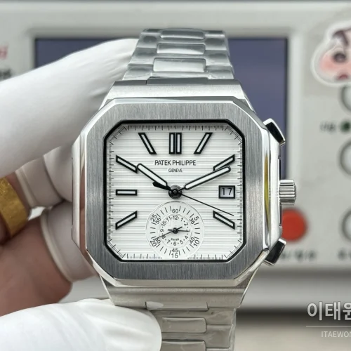 파텍필립 노틸러스 크로노그래프 오토매틱 44mm 화이트 다이얼 스틸 브레이슬릿