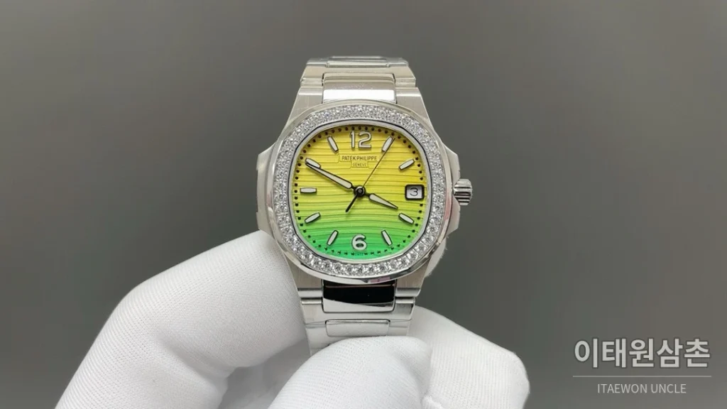 파텍필립 노틸러스 쿼츠 32mm 멀티컬러 다이얼