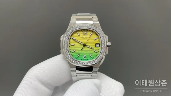 파텍필립 노틸러스 쿼츠 32mm 멀티컬러 다이얼 파텍필립 노틸러스 쿼츠 32mm 멀티컬러 다이얼